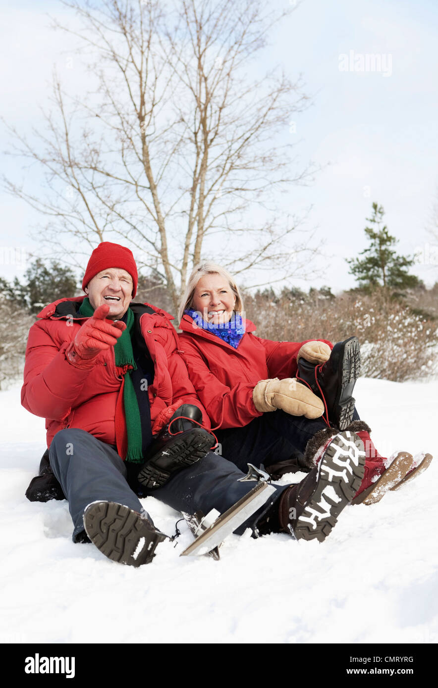 Deux personnes âgées assis à l'extérieur dans la neige Banque D'Images