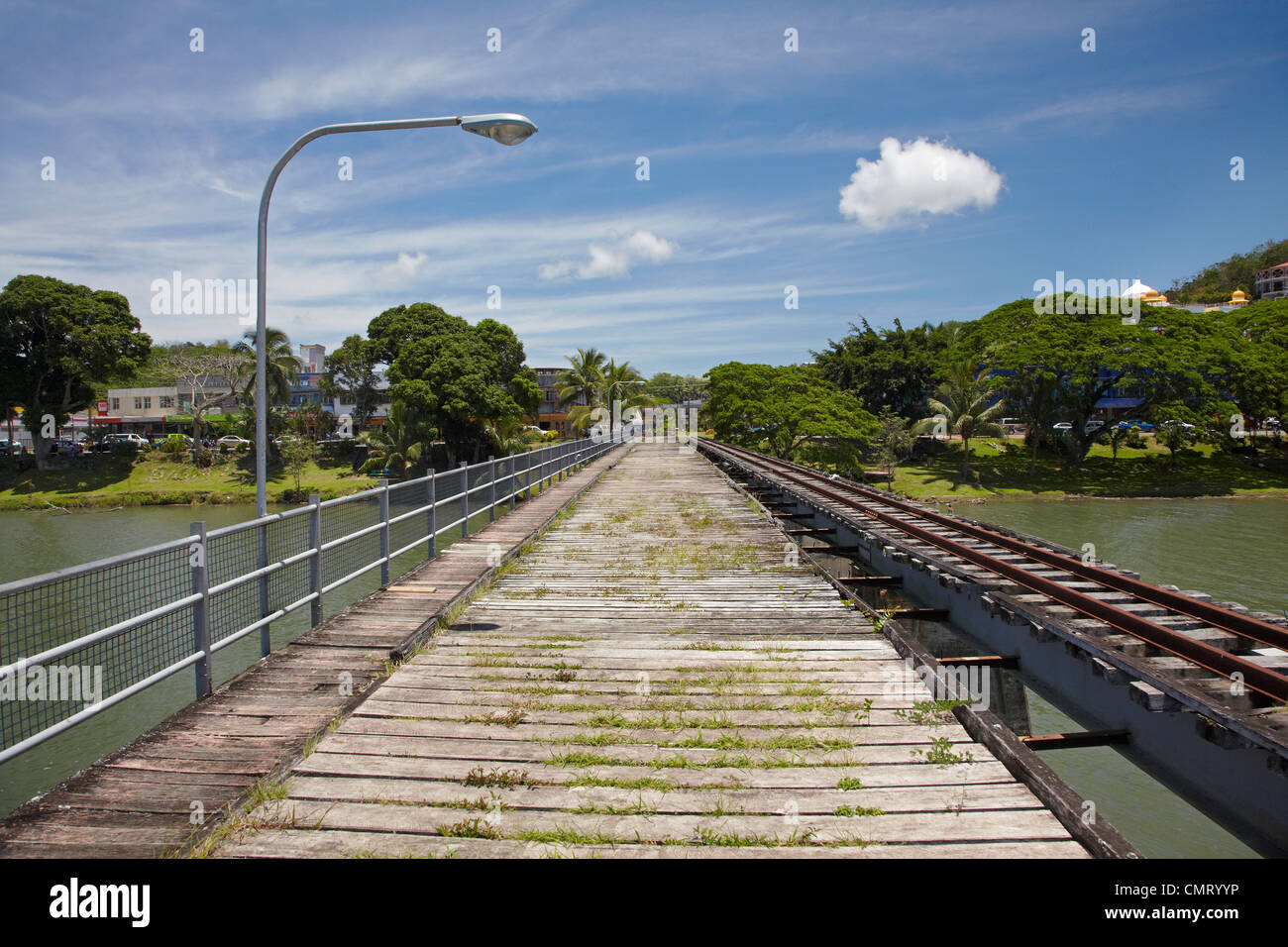 Pont rail-route à l'abandon, endommagée en 1994, cyclone et la rivière de Sigatoka, Sigatoka, Coral Coast, Viti Levu, Fidji, Pacifique Sud Banque D'Images