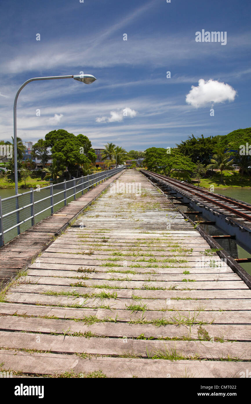 Pont rail-route à l'abandon, endommagée en 1994, cyclone et la rivière de Sigatoka, Sigatoka, Coral Coast, Viti Levu, Fidji, Pacifique Sud Banque D'Images