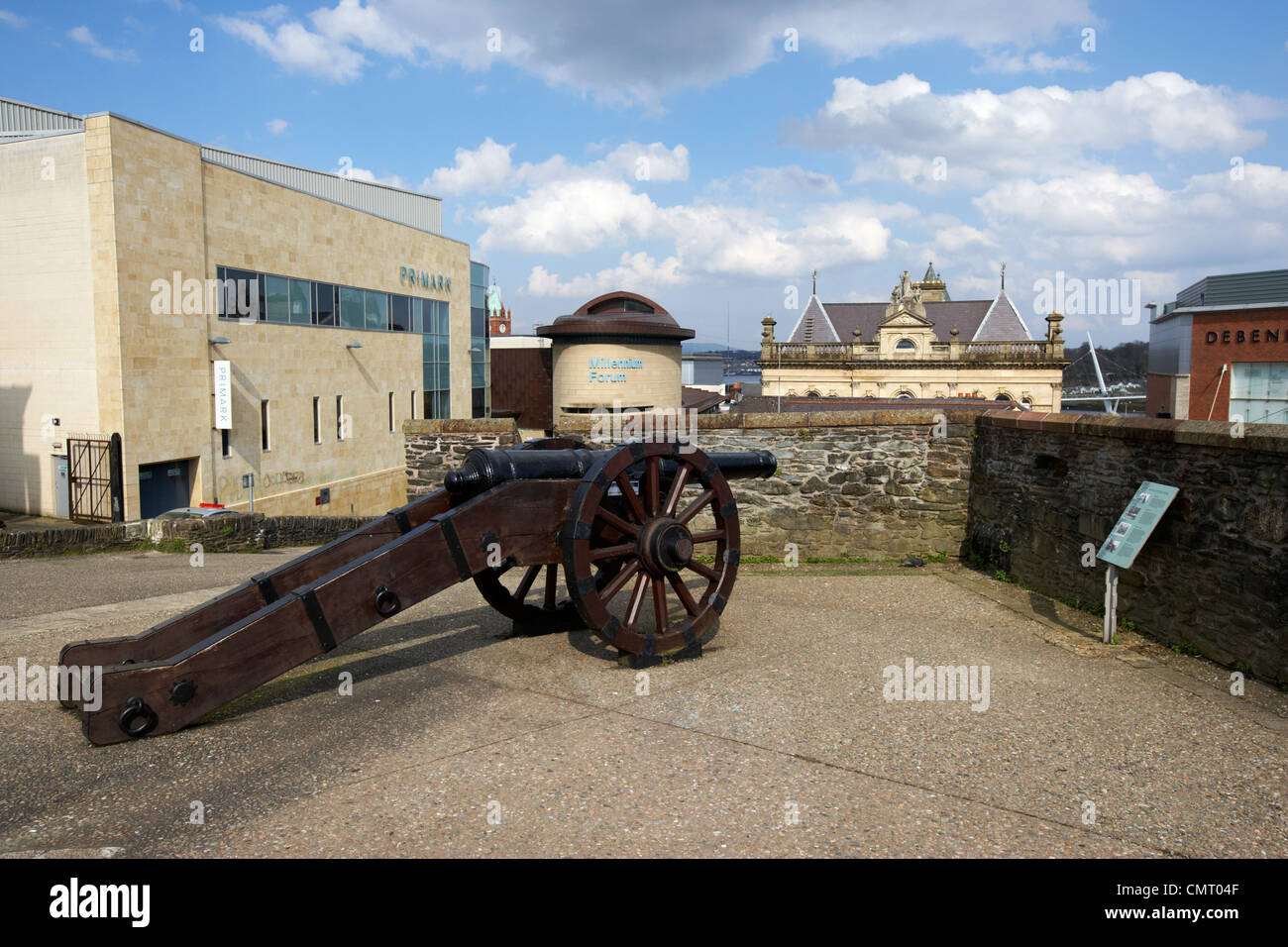 Cannon à Newgate bastion, dans les murs de la ville de Derry City county Londonderry en Irlande du Nord au Royaume-Uni. Banque D'Images