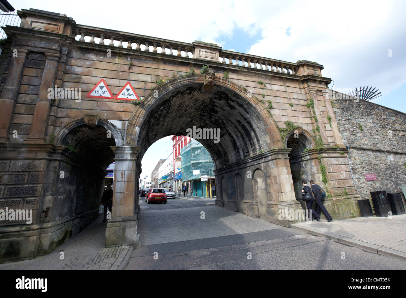 Les gens qui marchent à travers ferryquay gate dans les murs de Derry City county Londonderry en Irlande du Nord au Royaume-Uni. Banque D'Images
