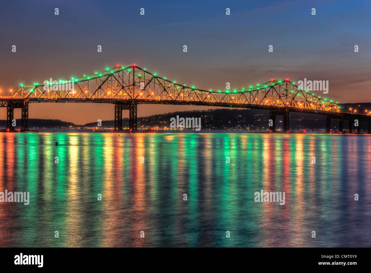 Les lumières de la pont Tappan Zee reflètent sur la surface de la Rivière Hudson au cours de crépuscule du soir. Banque D'Images