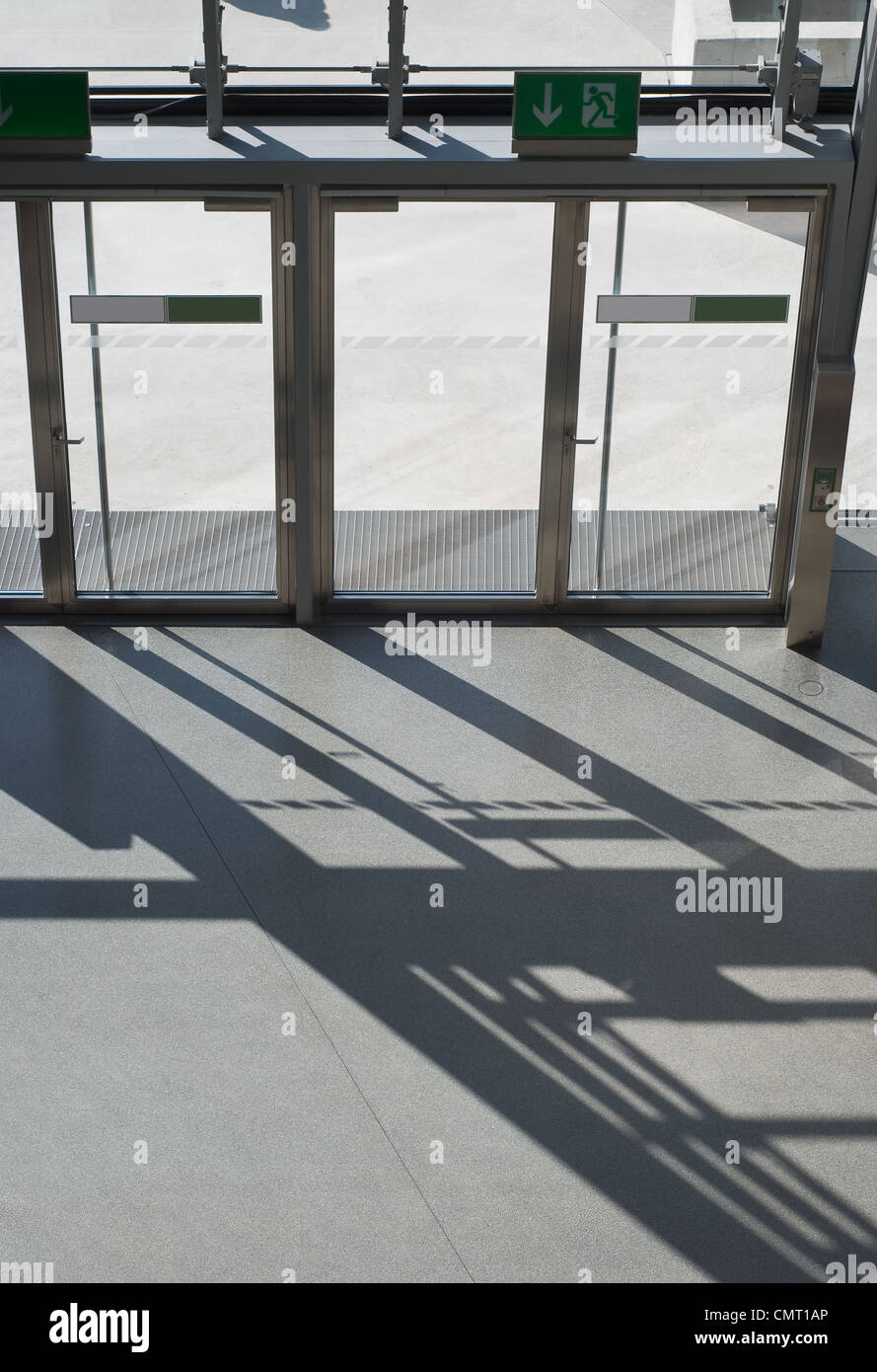 Porte de métal comme un élément d'architecture contemporaine Banque D'Images