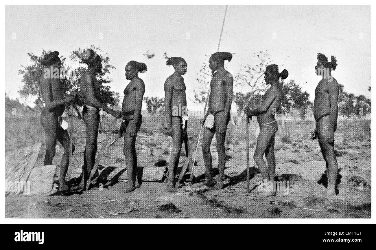 1924 Forrest River aborigènes avec lancer de bâtons ou Womerahs Banque D'Images