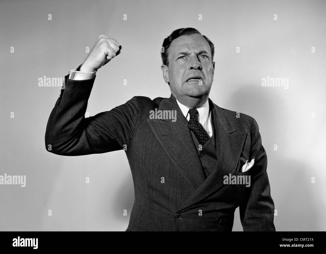 Années 1940 Années 1950 HOMME SENSIBILISATION POING DANS LA COLÈRE S'EXPRIMER Banque D'Images