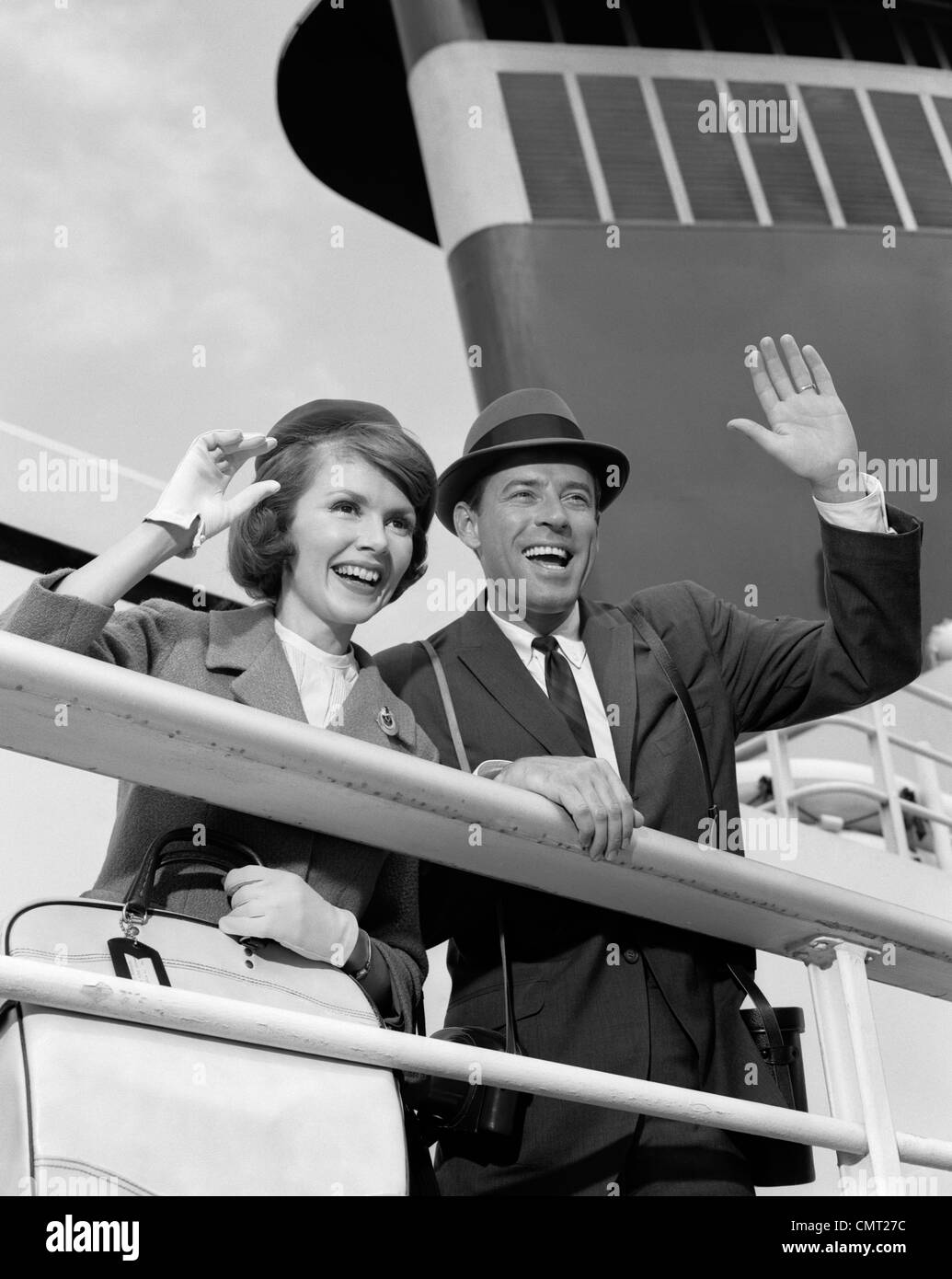 1960 COUPLE MARI ET FEMME SMILING FORME UN NAVIRE DE CROISIÈRE Le OUTDOOR Banque D'Images