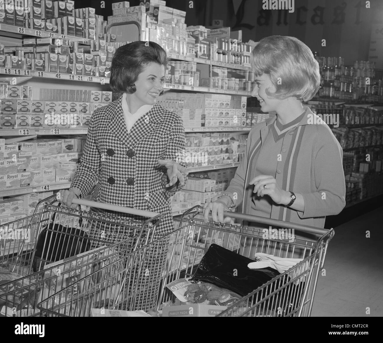 1960 DEUX FEMMES PARLANT SHOPPING Supermarché Banque D'Images