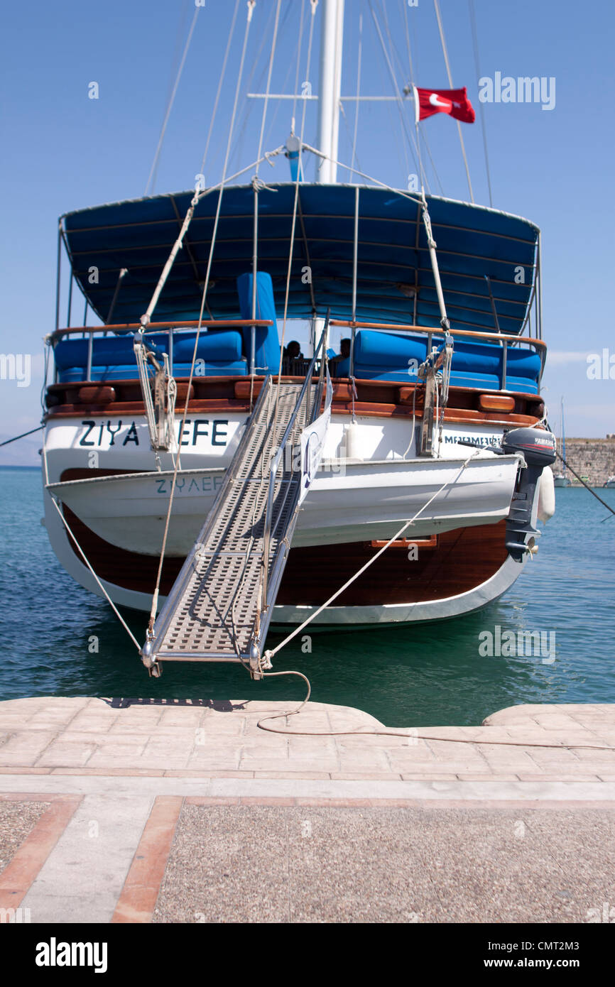 Bateau de tourisme voler un drapeau turc dans un port en Grèce Banque D'Images