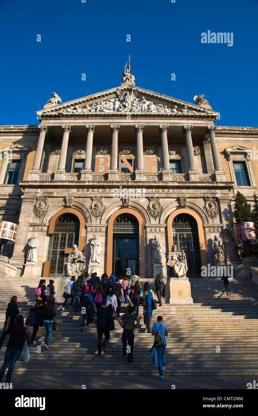 Les gens qui vont à Biblioteca Nacional de Espana bibliothèque nationale de Madrid Espagne Europe centrale Banque D'Images