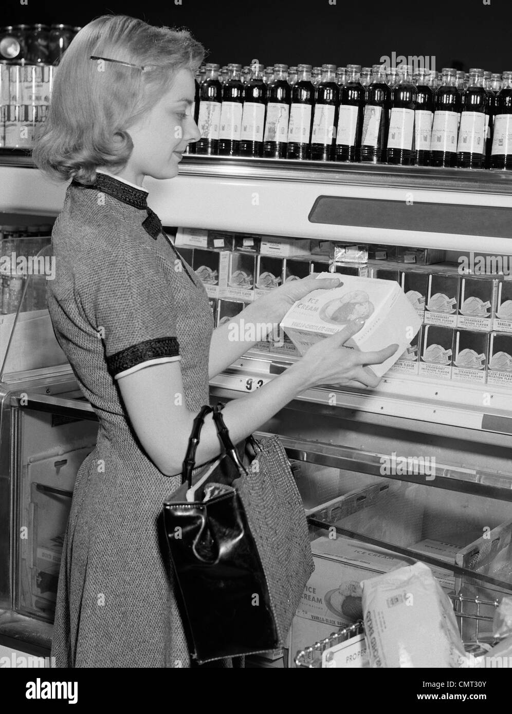 Années 1950 Années 1960 Femme blonde SÉLECTION ICE CREAM FROZEN FOOD SECTION Supermarché Banque D'Images