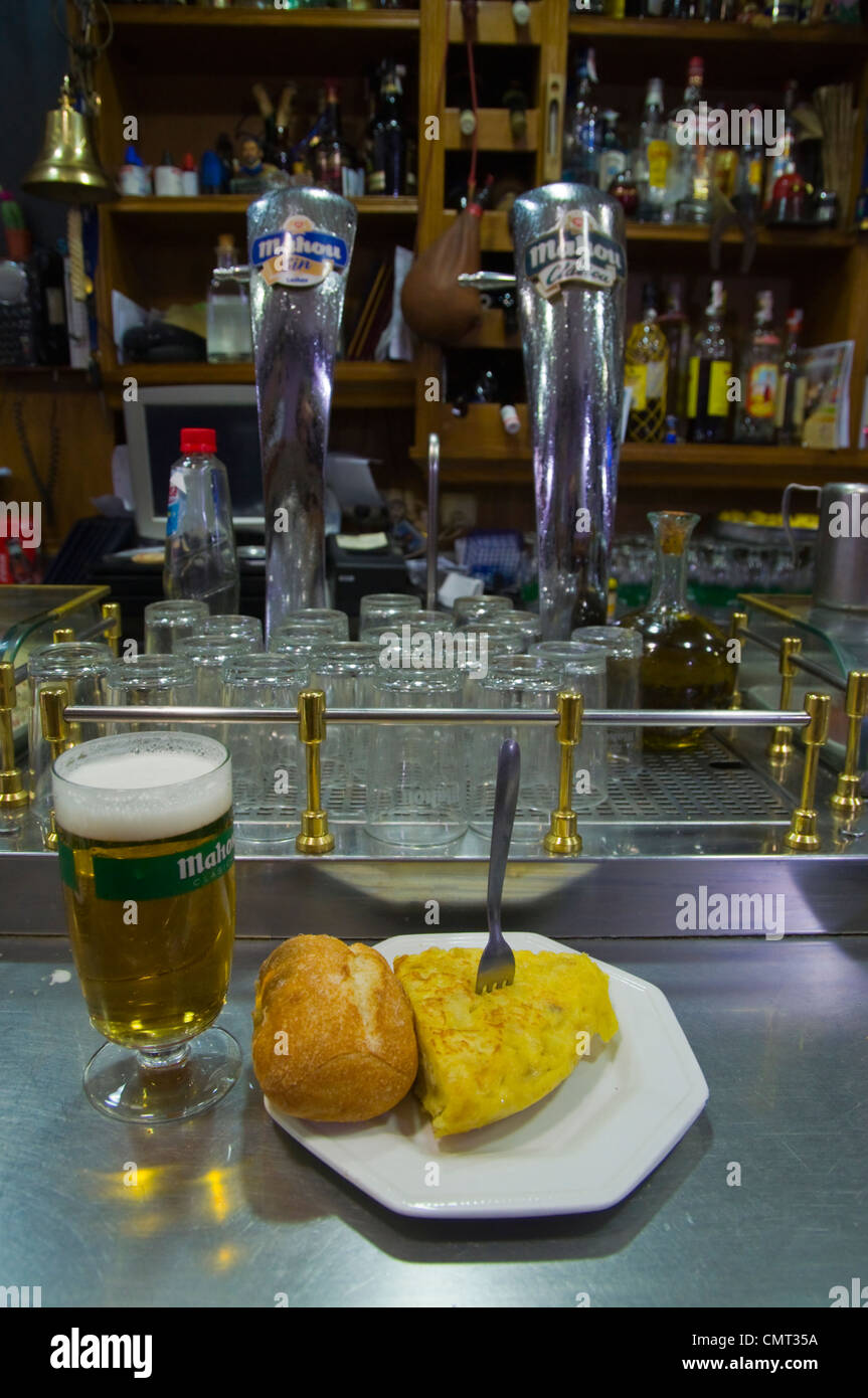 Verre de bière et omelette torilla quartier Malasana Madrid Espagne Europe centrale Banque D'Images