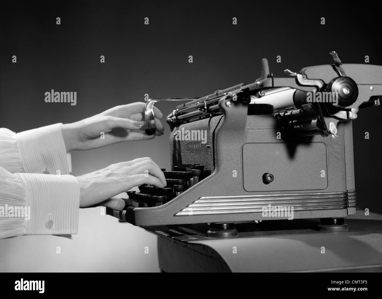 1950 WOMAN'S HANDS TYPING MACHINE À ÉCRIRE MANUELLE À UNE MAIN SUR RETOUR CHARIOT SECRÉTAIRE DACTYLOGRAPHE DE TRAITEMENT DE TEXTE DE BUREAU Banque D'Images