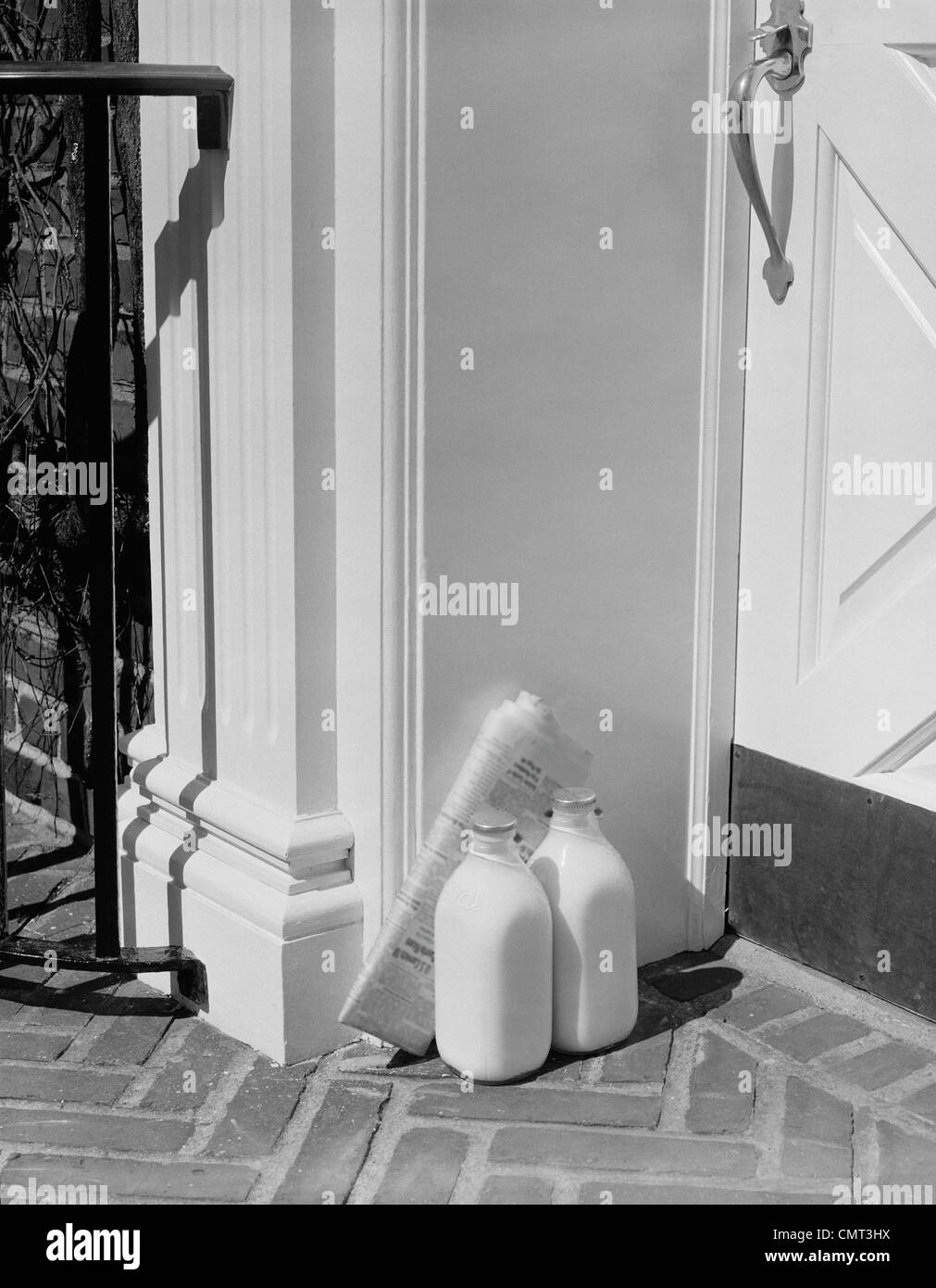 1950 bouteilles de lait en verre et de journaux par livraison à domicile DE PORTE AVANT Banque D'Images