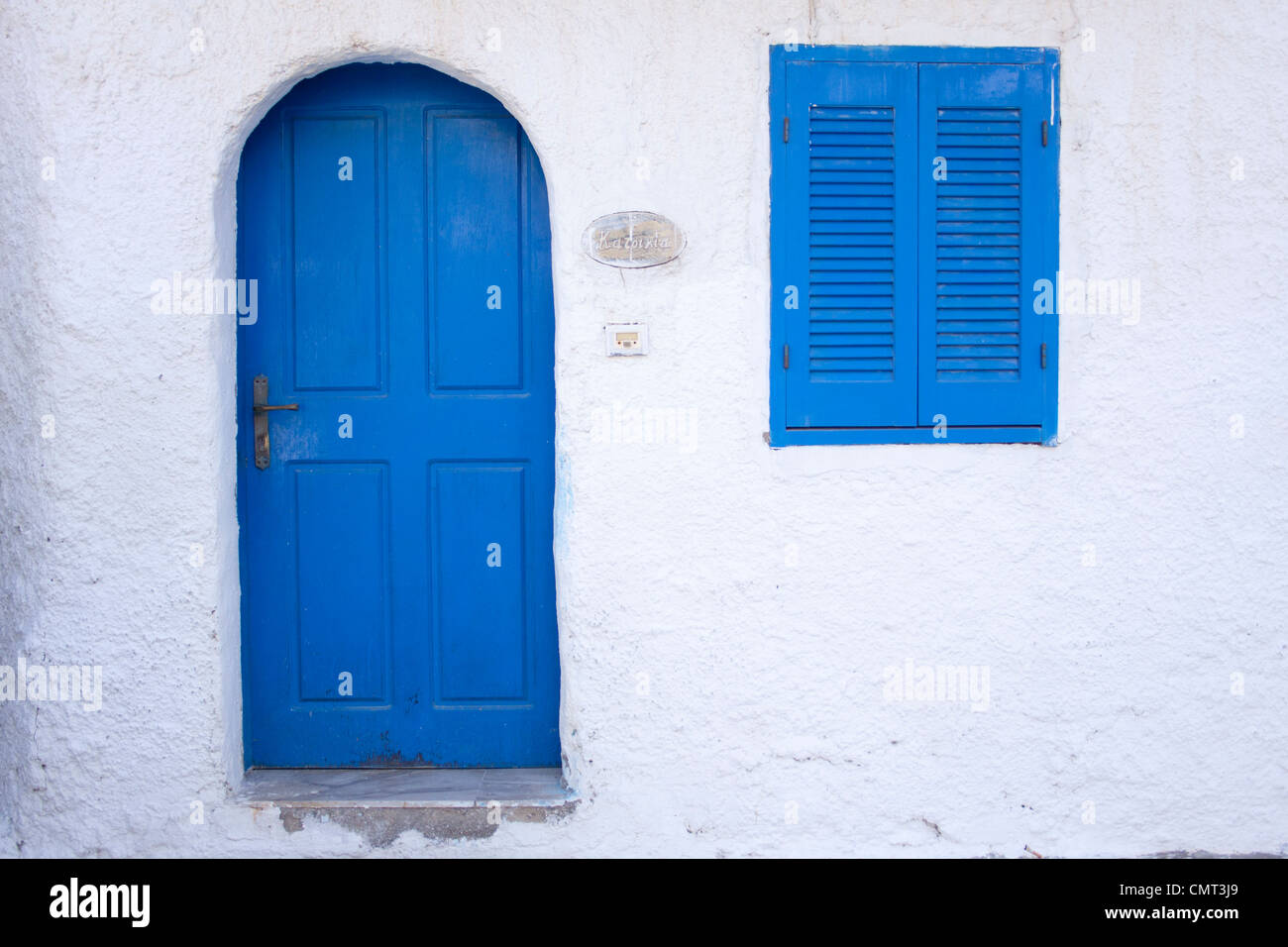 Un typique grecque bleu porte contre un mur blanc sur l'historique île grecque de Nisyros. Banque D'Images