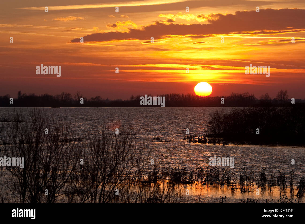 Coucher de soleil sur la Great Ouse, lavages Welney. Banque D'Images