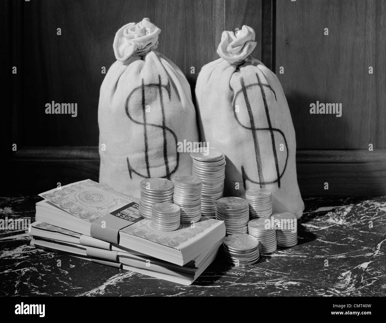 1950 STILL LIFE DE PIÈCES DE FACTURES ET des sacs d'argent avec le signe dollar Banque D'Images