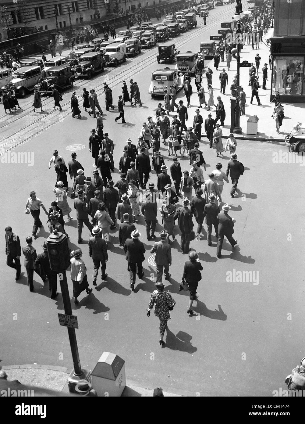 1930 Passage piétons NYC FOULE INTERSECTION DE LA 42e Rue et 5e avenue, VOITURES ET TAXIS TUMULTE STOP Banque D'Images