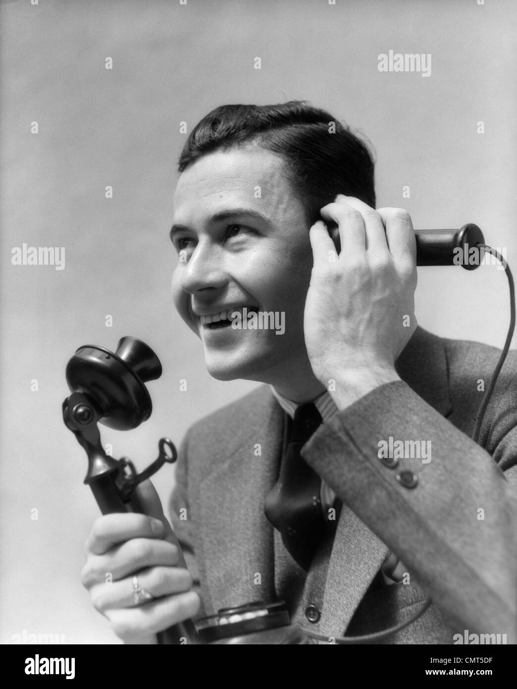 Années 1920 Années 1930 CHANDELIER MAN TALKING ON PHONE Banque D'Images