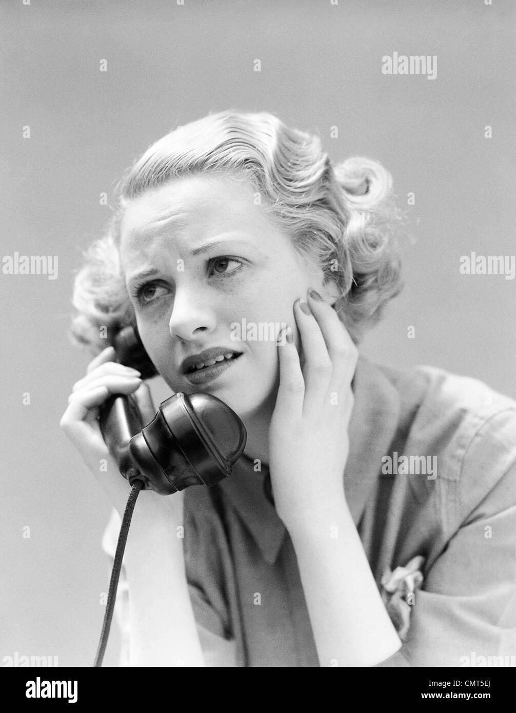 1930 PORTRAIT INQUIET BOULEVERSER WOMAN TALKING ON TELEPHONE Banque D'Images