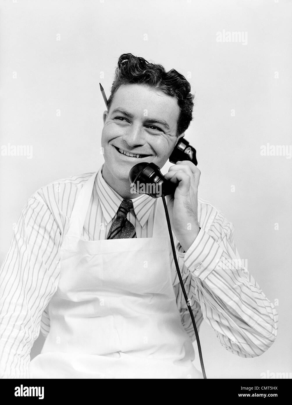 1930 PORTRAIT SMILING MAN WEARING GREFFIER DE L'aire de crayon derrière l'oreille Banque D'Images