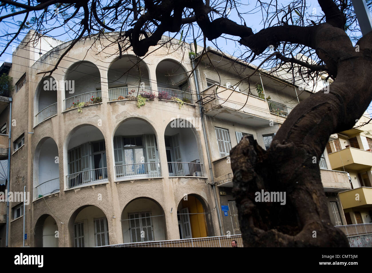 Région de la ville de blanc, l'architecture de style international de l'École de Bauhaus, le Boulevard Rothschild, Tel Aviv, Israël. Banque D'Images