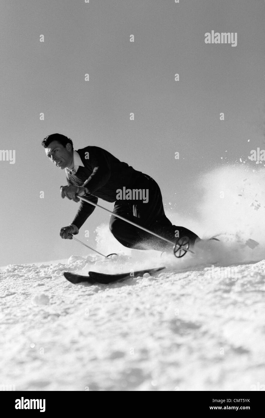 1940 MAN SKI ALPIN WINTER OUTDOOR Banque D'Images