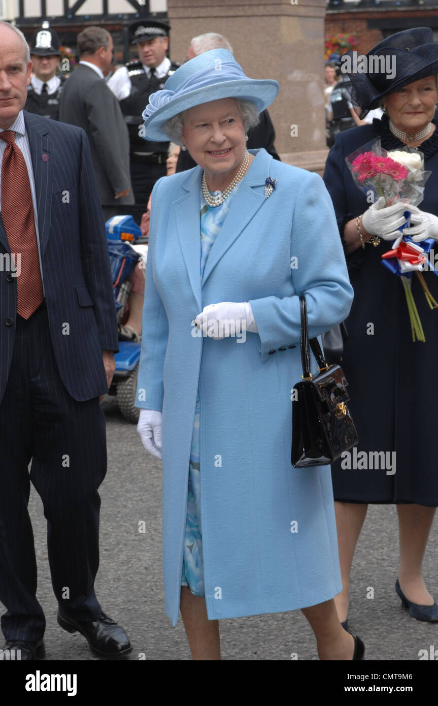 La reine Elizabeth II photographié au cours d'une visite royale. Powder Blue Coat et hat, royal sourire. Banque D'Images