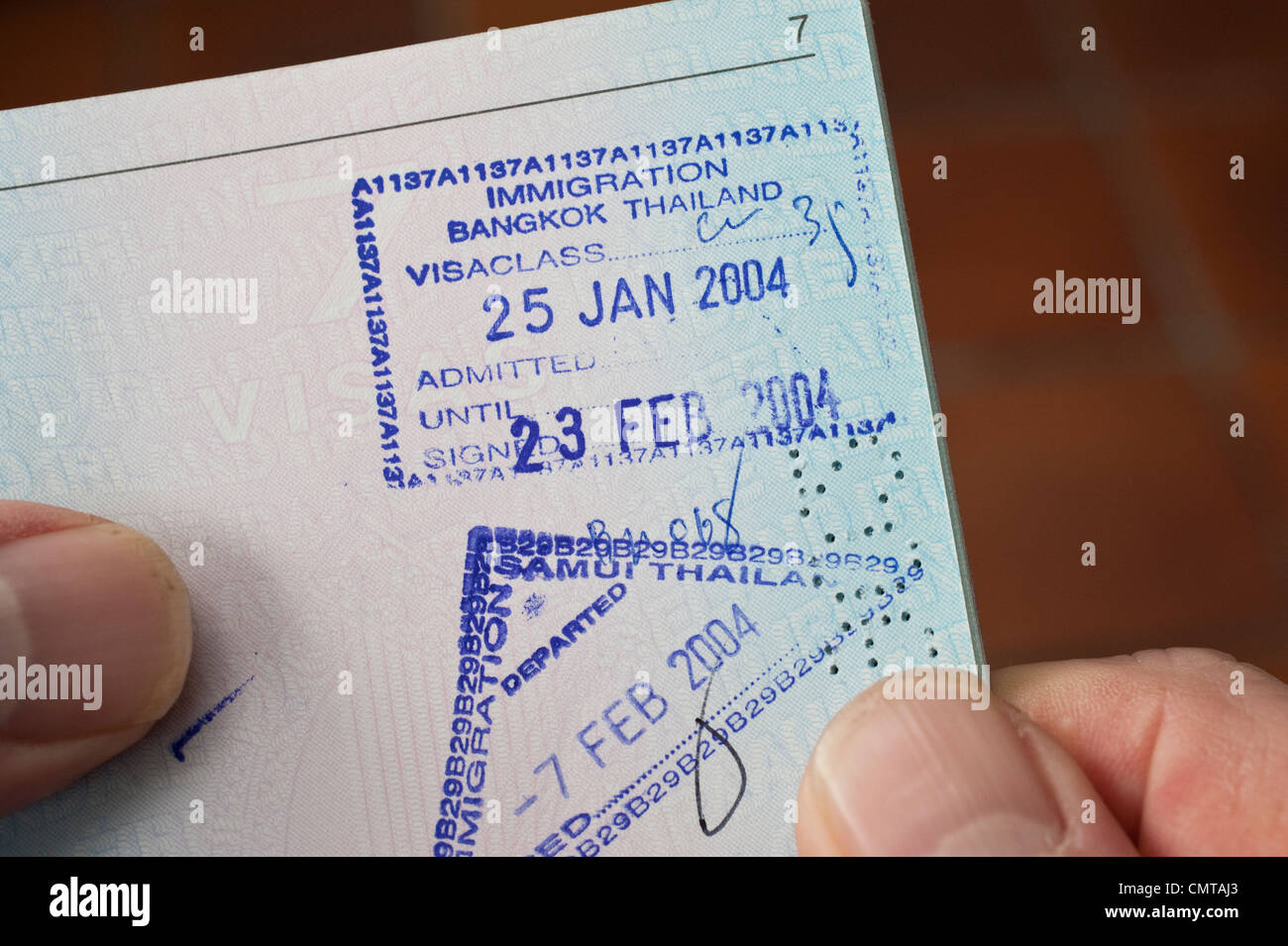 Tampons de visa d'entrée et de sortie de la Thaïlande sur une page dans un  passeport Photo Stock - Alamy