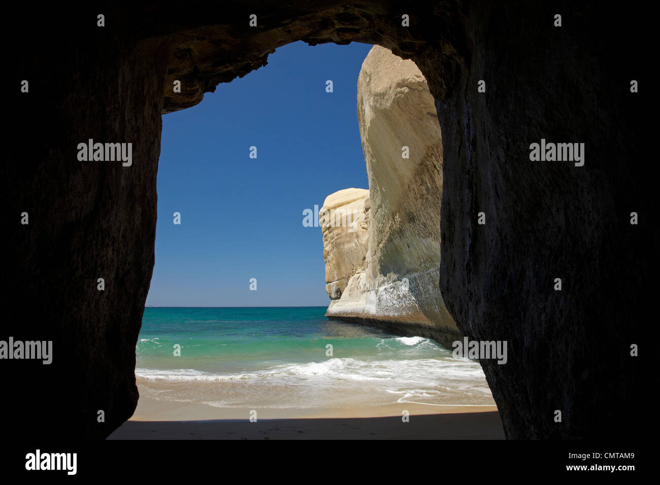 Grotte de la mer, plage et falaises, plage de Tunnel, Dunedin, île du Sud, Nouvelle-Zélande Banque D'Images