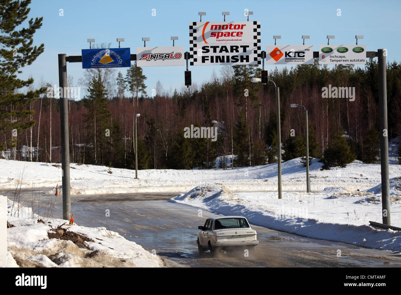 Le début et la ligne d'arrivée du circuit de course automobile de l'espace à Tampere, en Finlande. Banque D'Images