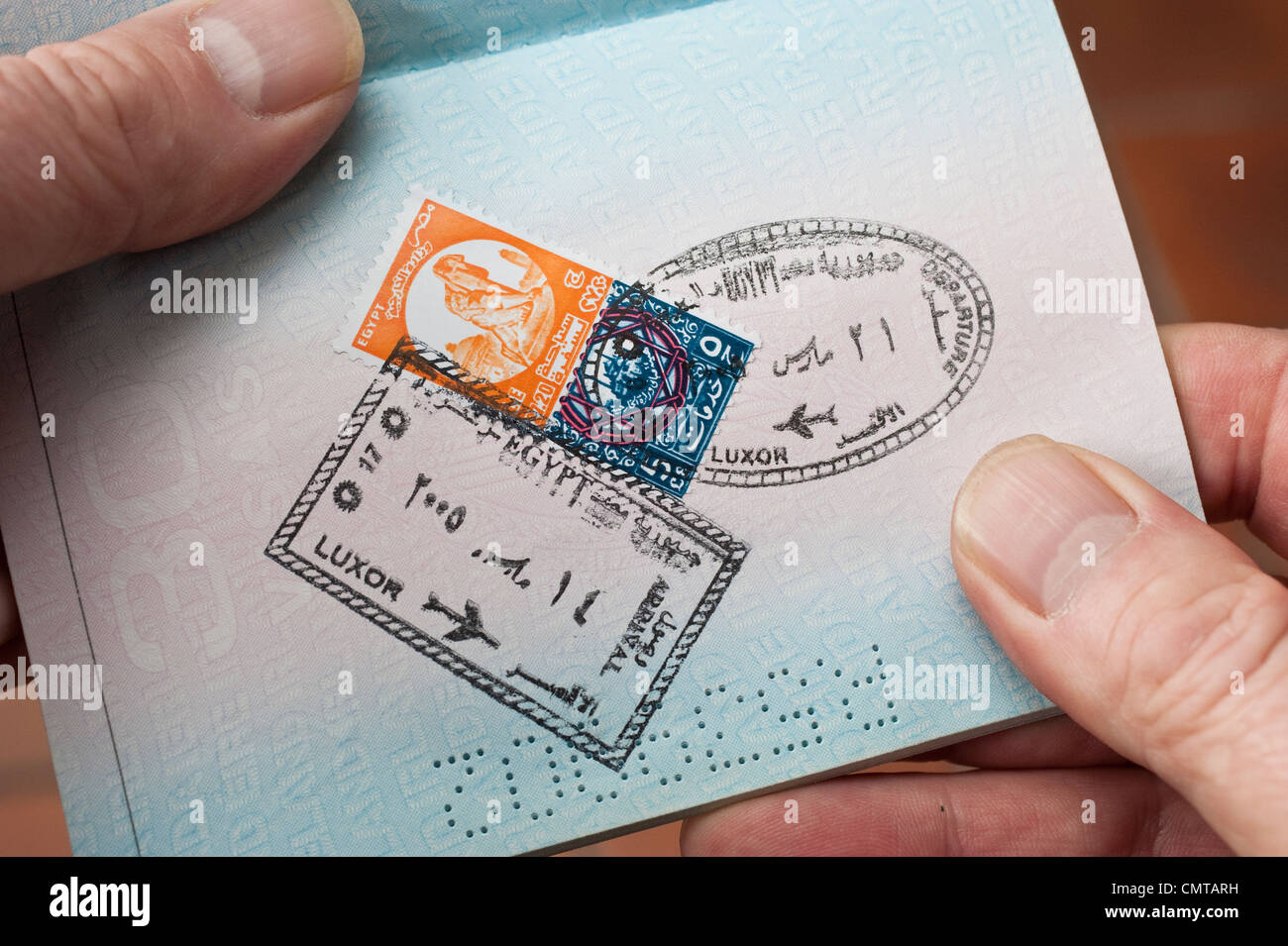 Tampons de visa d'entrée et de sortie pour l'Egypte sur une page d'un passeport Banque D'Images