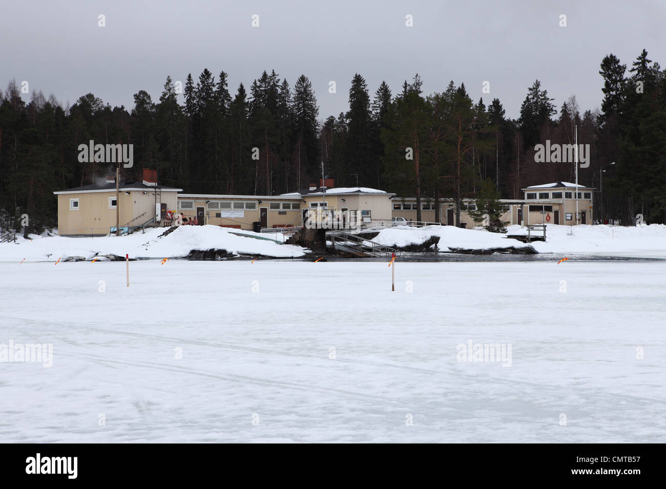 Une piscine extérieure a été coupé par la glace du lac Näsijärvi à Tampere (Finlande). Banque D'Images