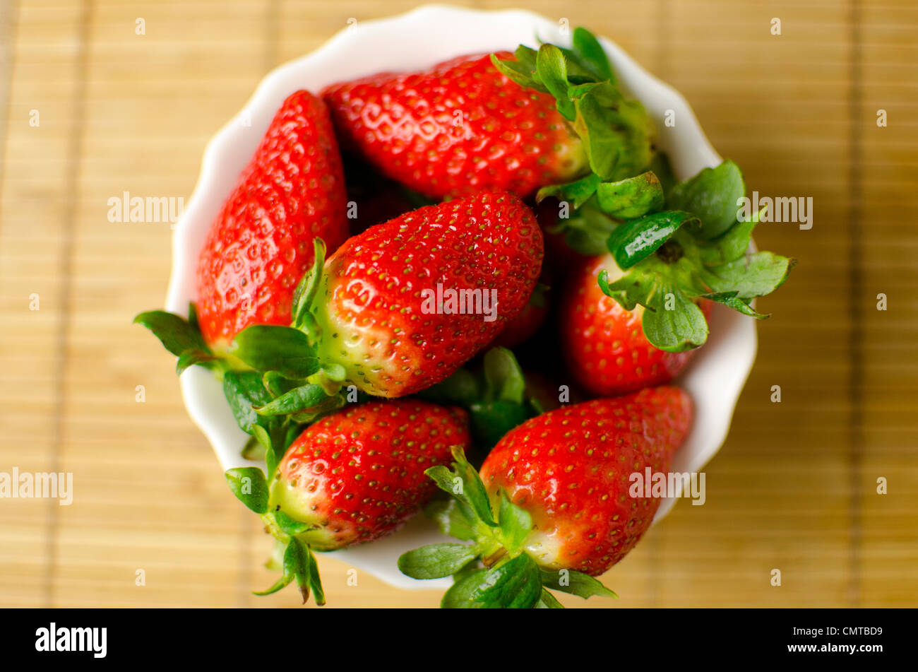 Fraises fraîches sont placés dans une tasse. La faible profondeur de champ. Banque D'Images