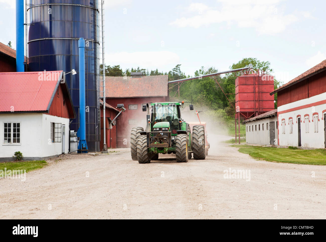 Le tracteur en déplacement sur route de terre Banque D'Images