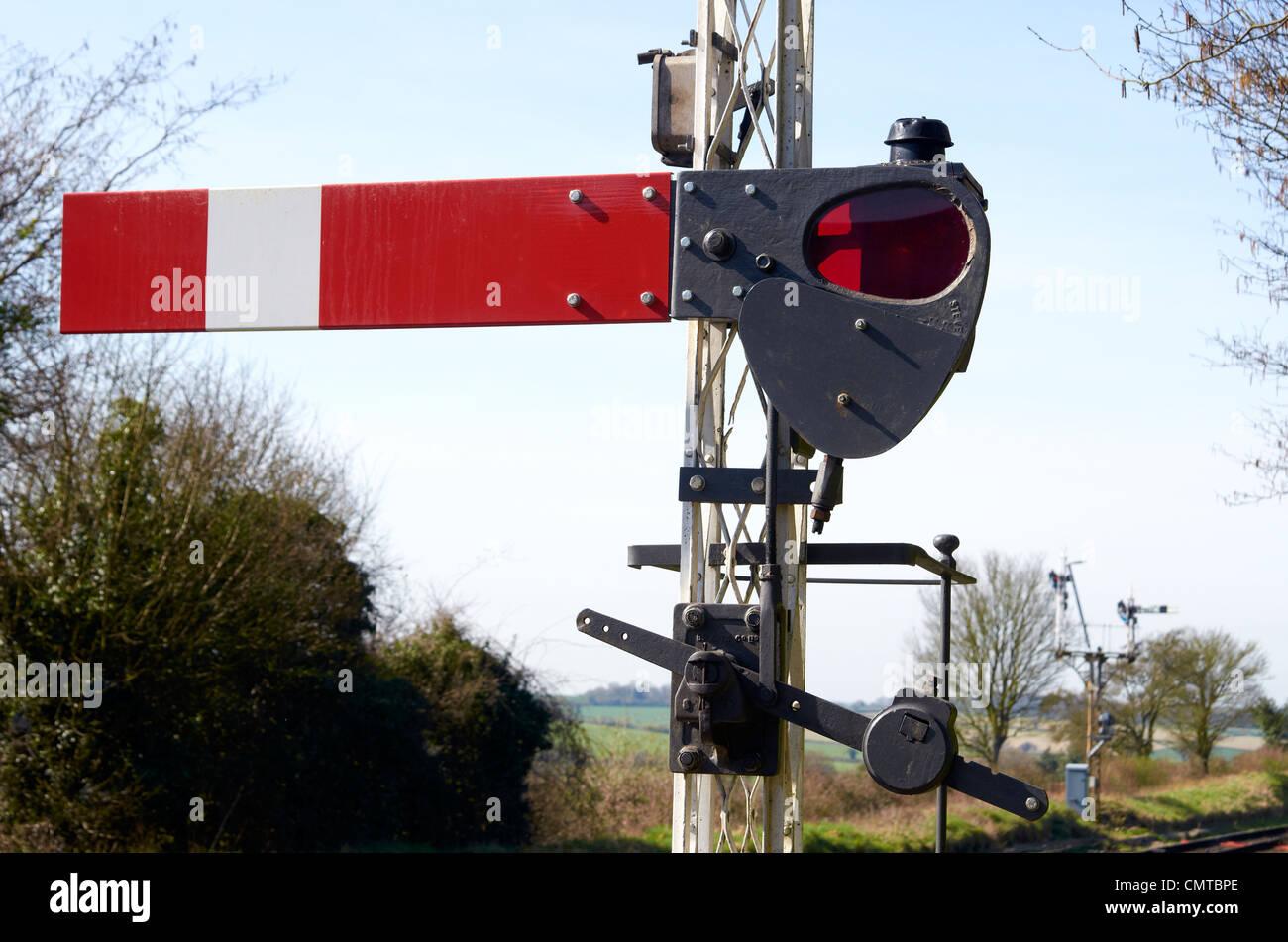 Style ancien sémaphore de signal ferroviaire type quadrant supérieur. Il s'agit d'un signal de départ à l'extrémité d'un quai de la gare. Banque D'Images