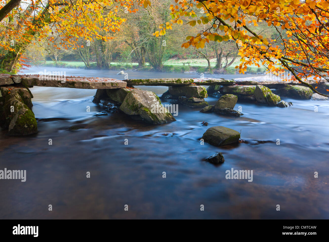 Les étapes sont un Tarr clapper préhistoriques de pont sur la rivière Barle dans le Parc National d'Exmoor, Somerset, Angleterre. Banque D'Images