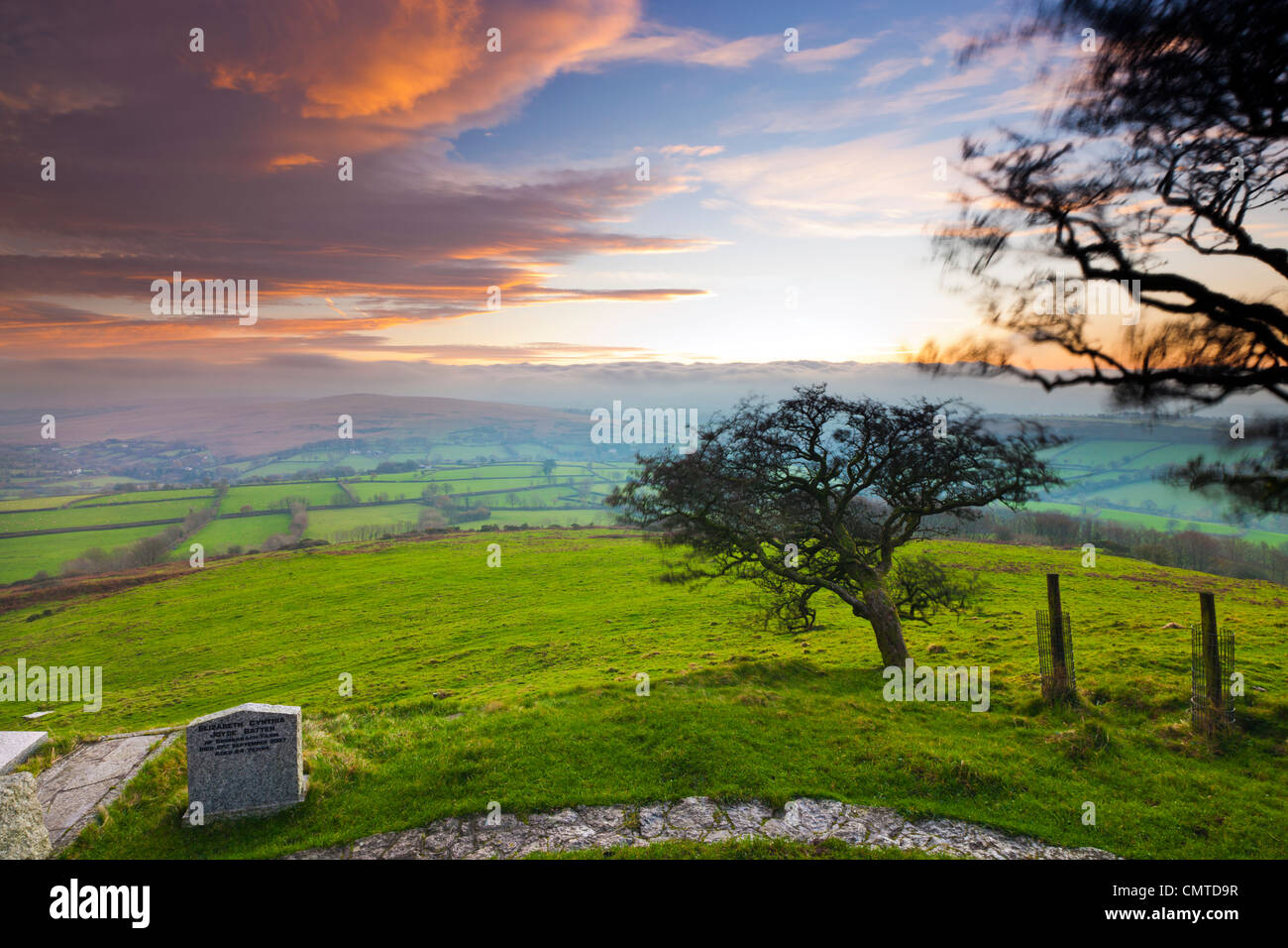 Avis de Brent Tor sur le bord du Parc National de Dartmoor. Banque D'Images