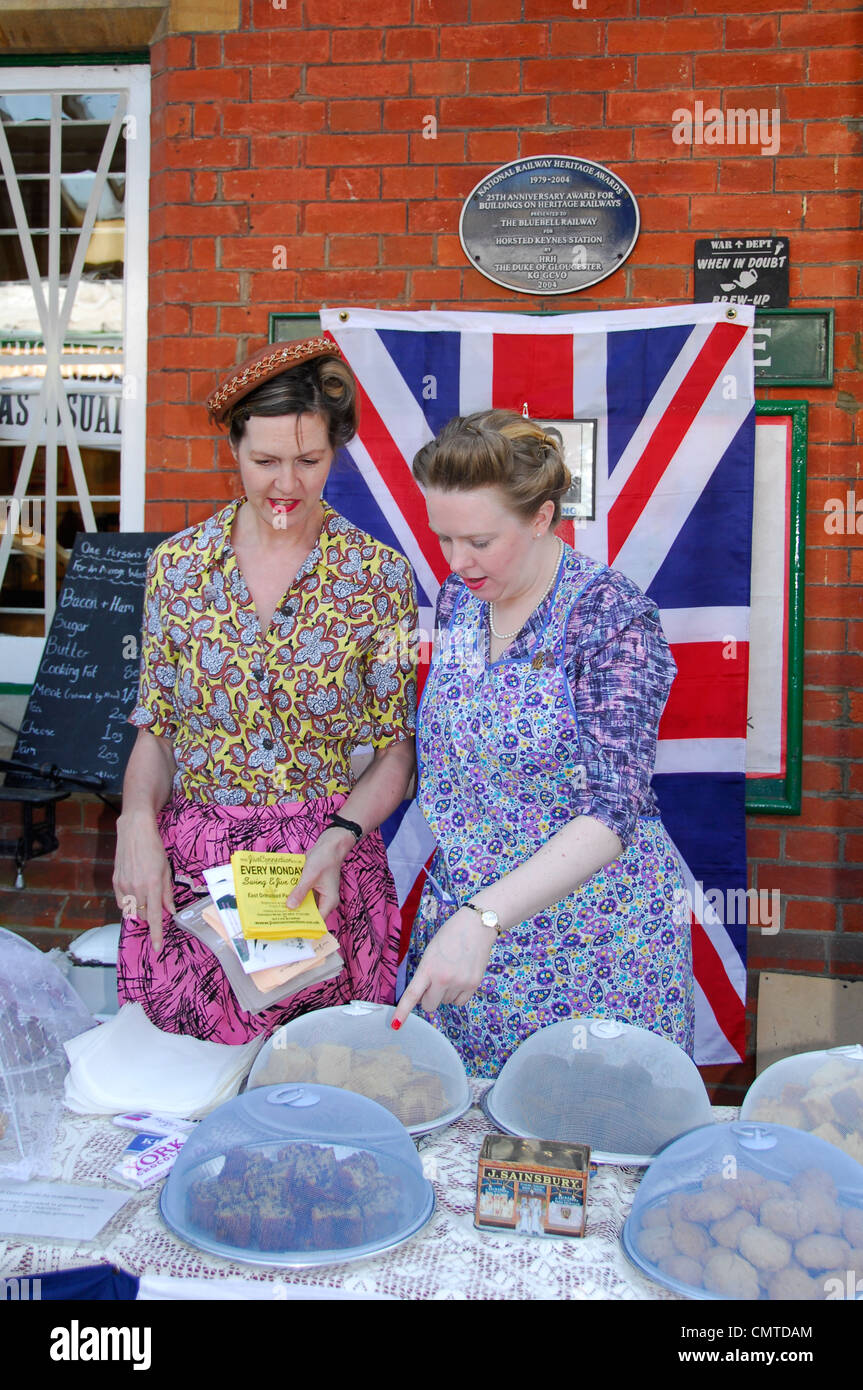 Deux femmes vêtues de vêtements des années 1940 à la guerre journée au patrimoine Bluebell Steam Railway à East Grinstead. Banque D'Images