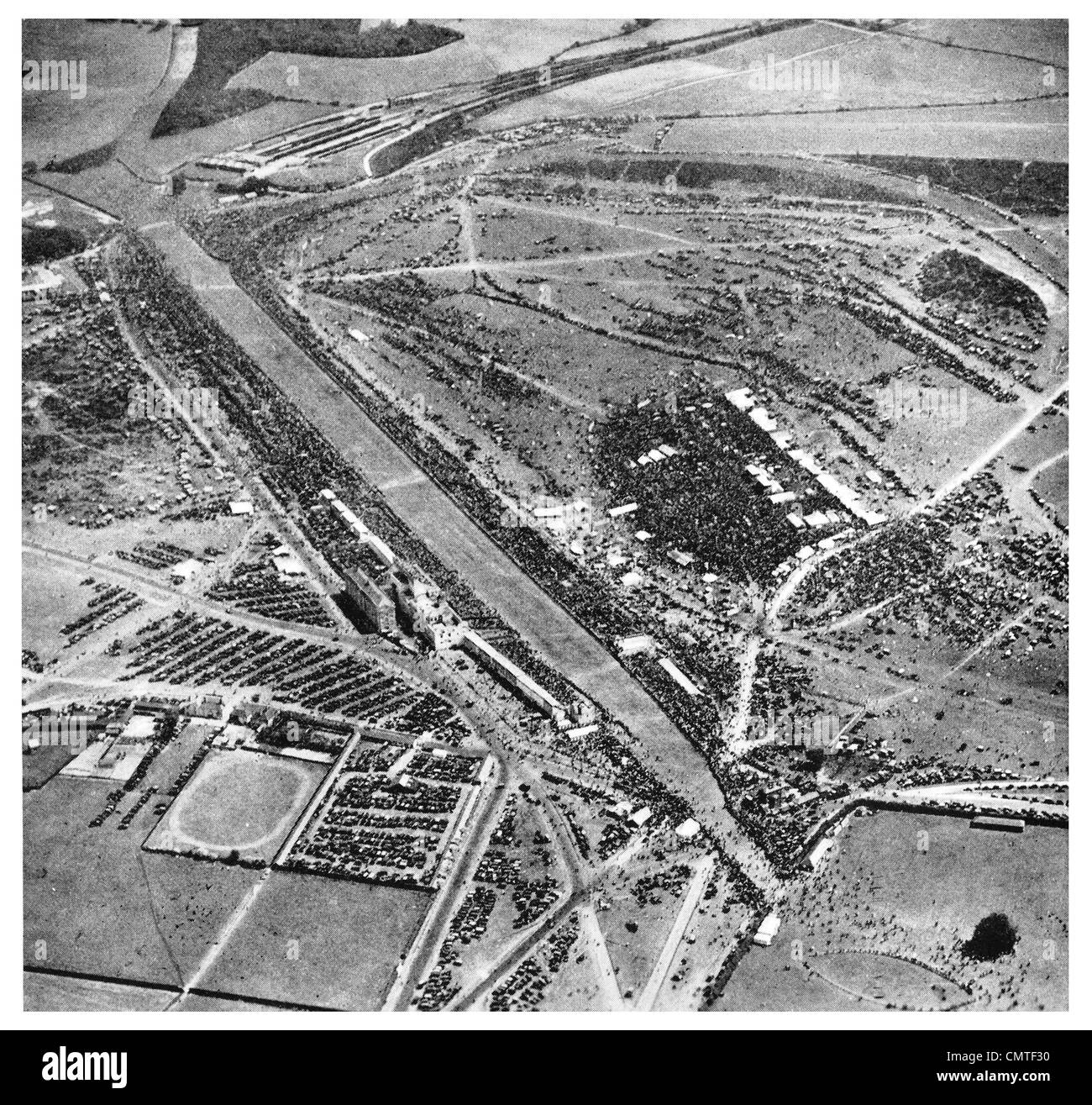 1925 Journée du Derby à Epsom race track vue aérienne Banque D'Images
