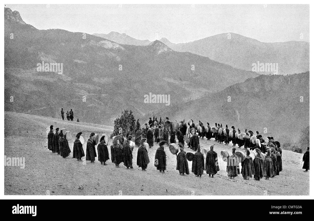 Lamas 1925 robes rouges et jaunes des chapeaux de cérémonie service spécial Muli meadow Banque D'Images