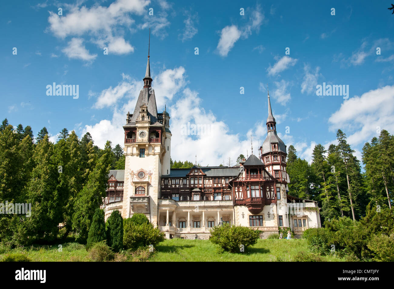 Beau château de Peles en Roumanie. Dans l'idyllique château royall montagnes roumaine Banque D'Images