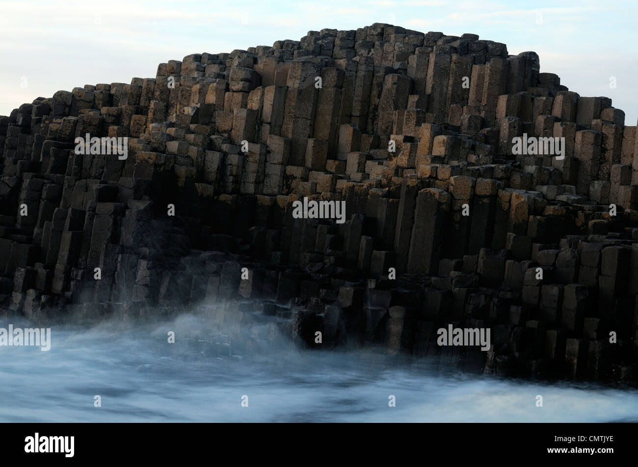 Colonnes de basalte de forme hexagonale Giant's Causeway le comté d'Antrim en Irlande du Nord Banque D'Images