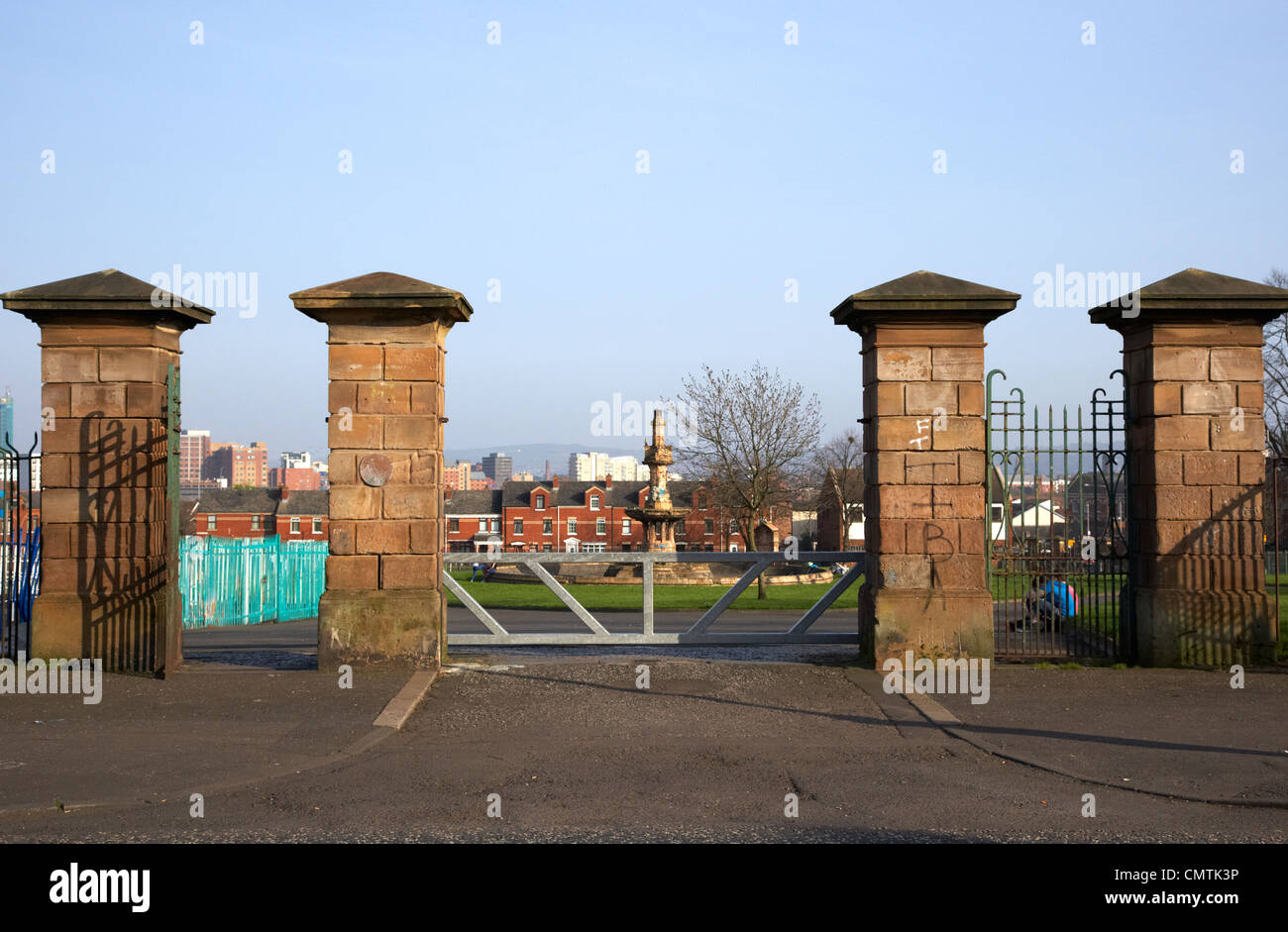 Falls road entrée de Dunville park lower falls road gaeltacht trimestre belfast irlande du nord uk Banque D'Images