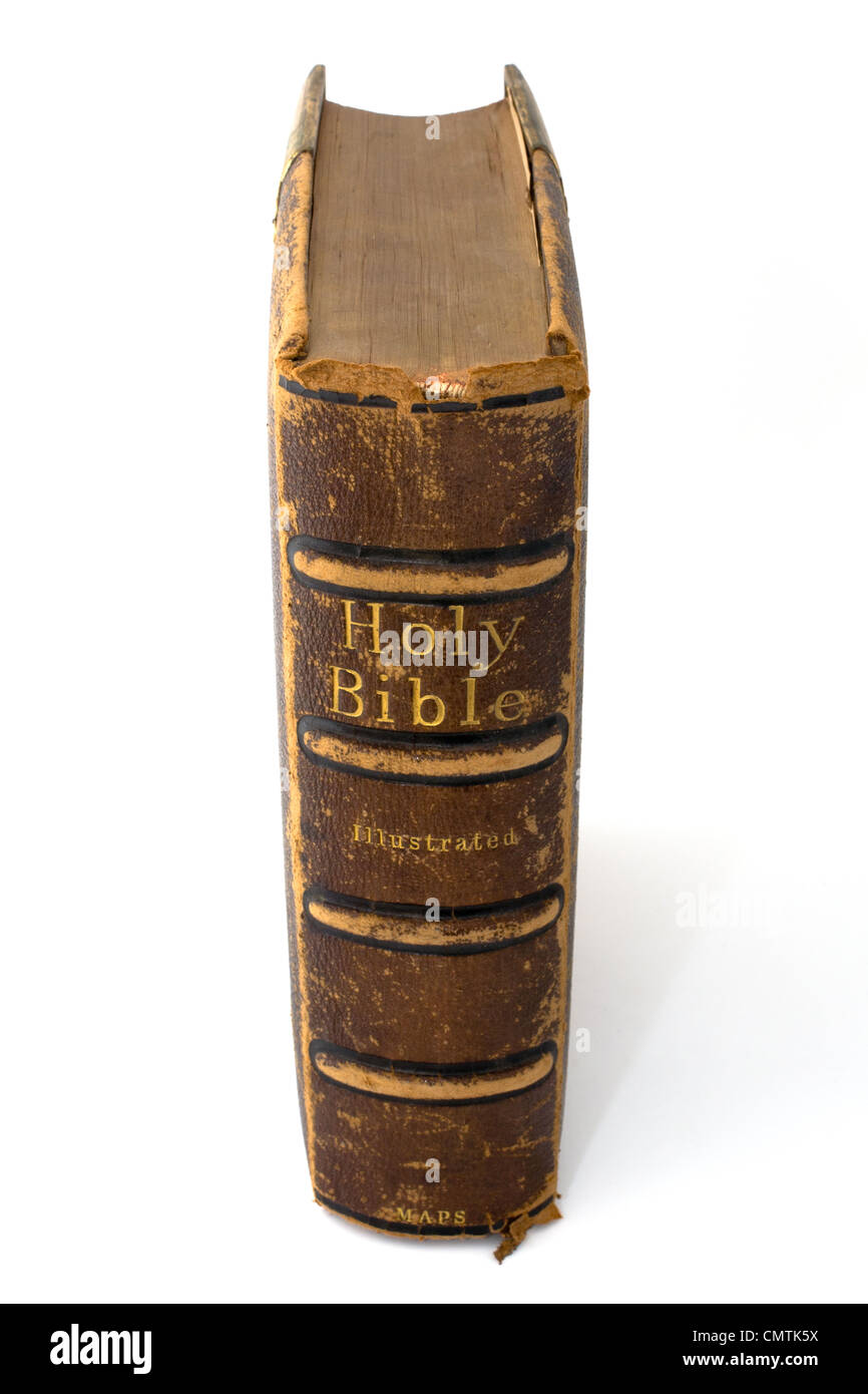 Le vieux cuir lié Sainte Bible sur fond blanc Banque D'Images