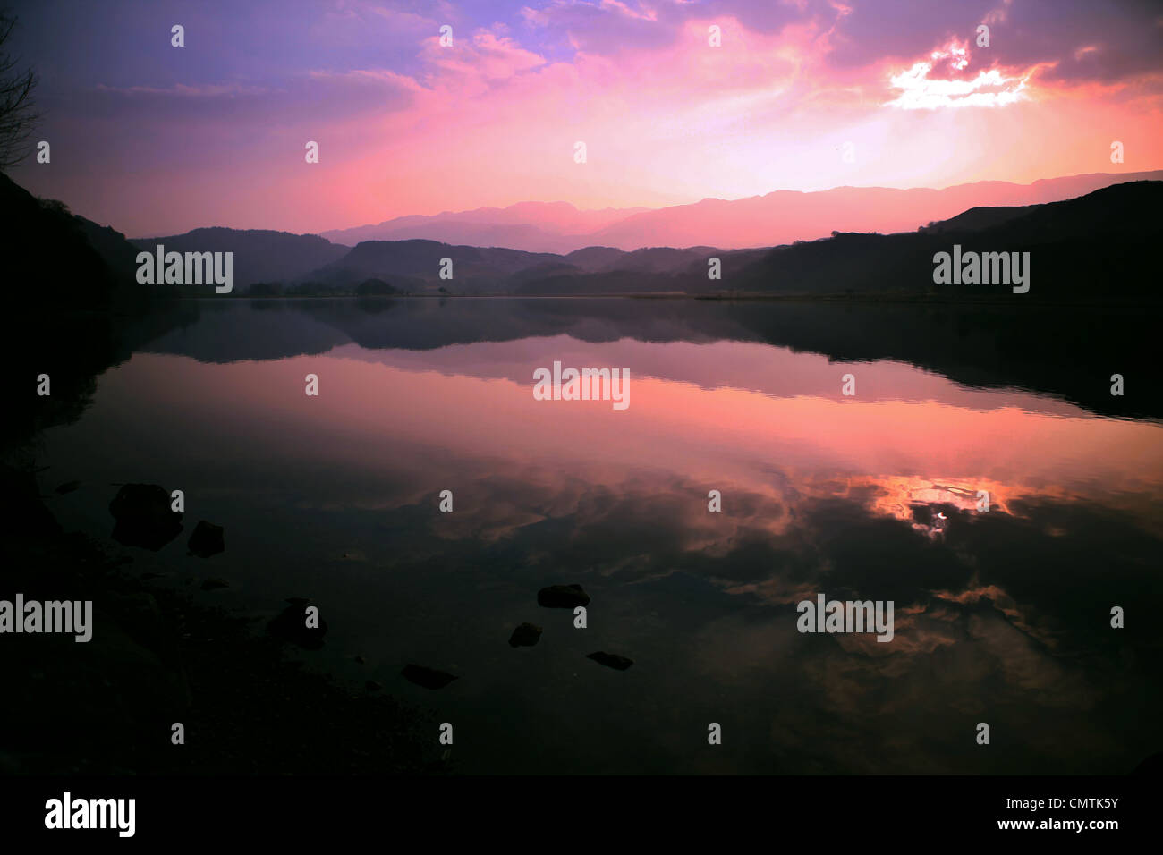 Tôt le matin, les lacs de Snowdonia Banque D'Images Tôt le matin, les lacs de Snowdonia Banque D'Images