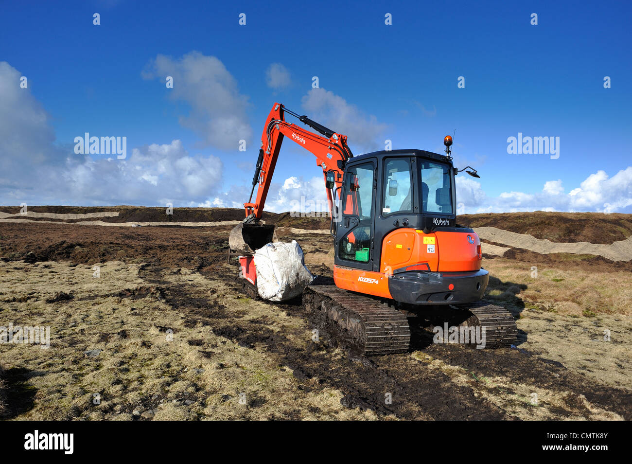 Travaux de réparation en cours pour les tourbières sur Fairsnape est tombé dans la forêt de Bowland. Banque D'Images