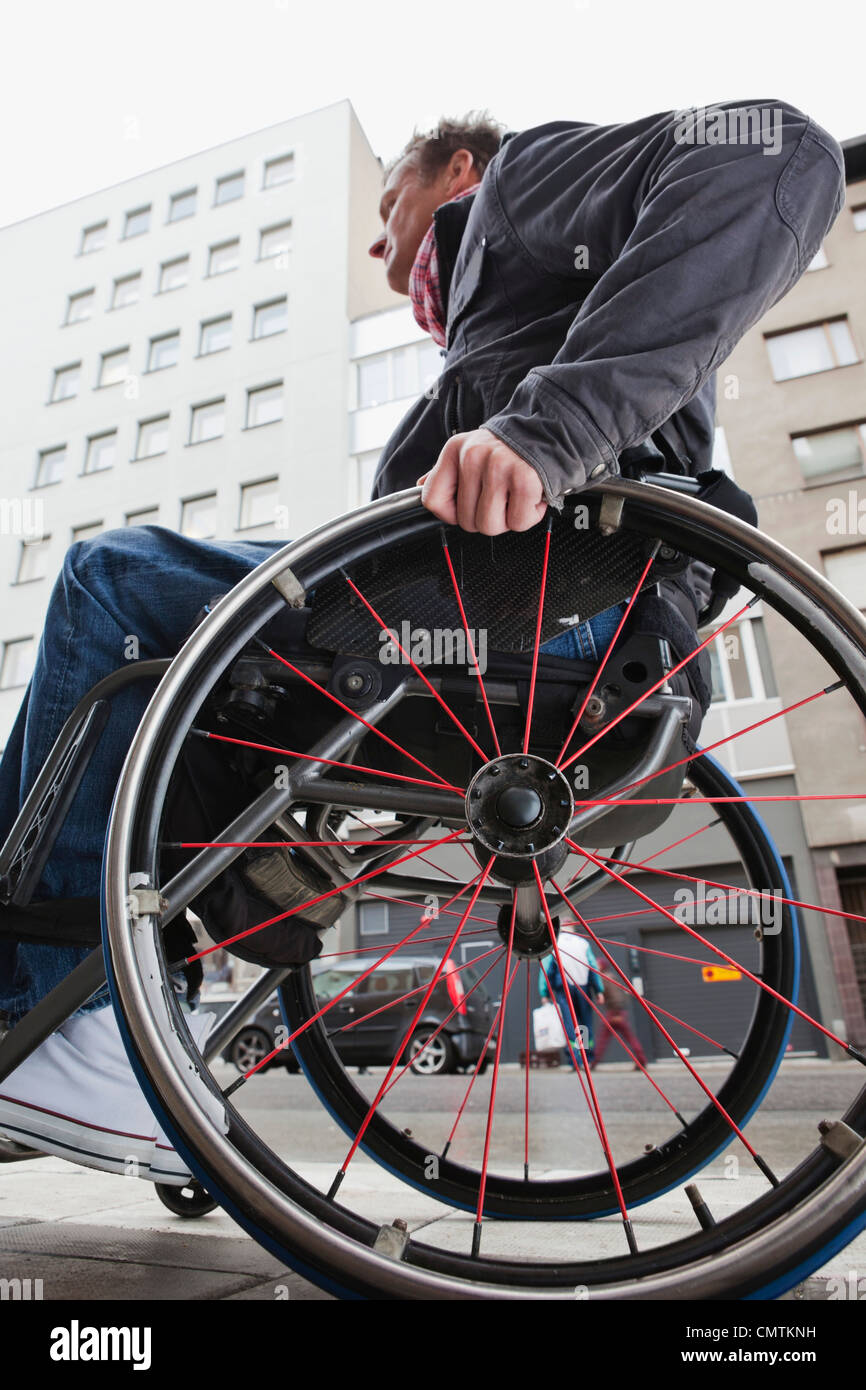 Low angle view of man en fauteuil roulant Banque D'Images