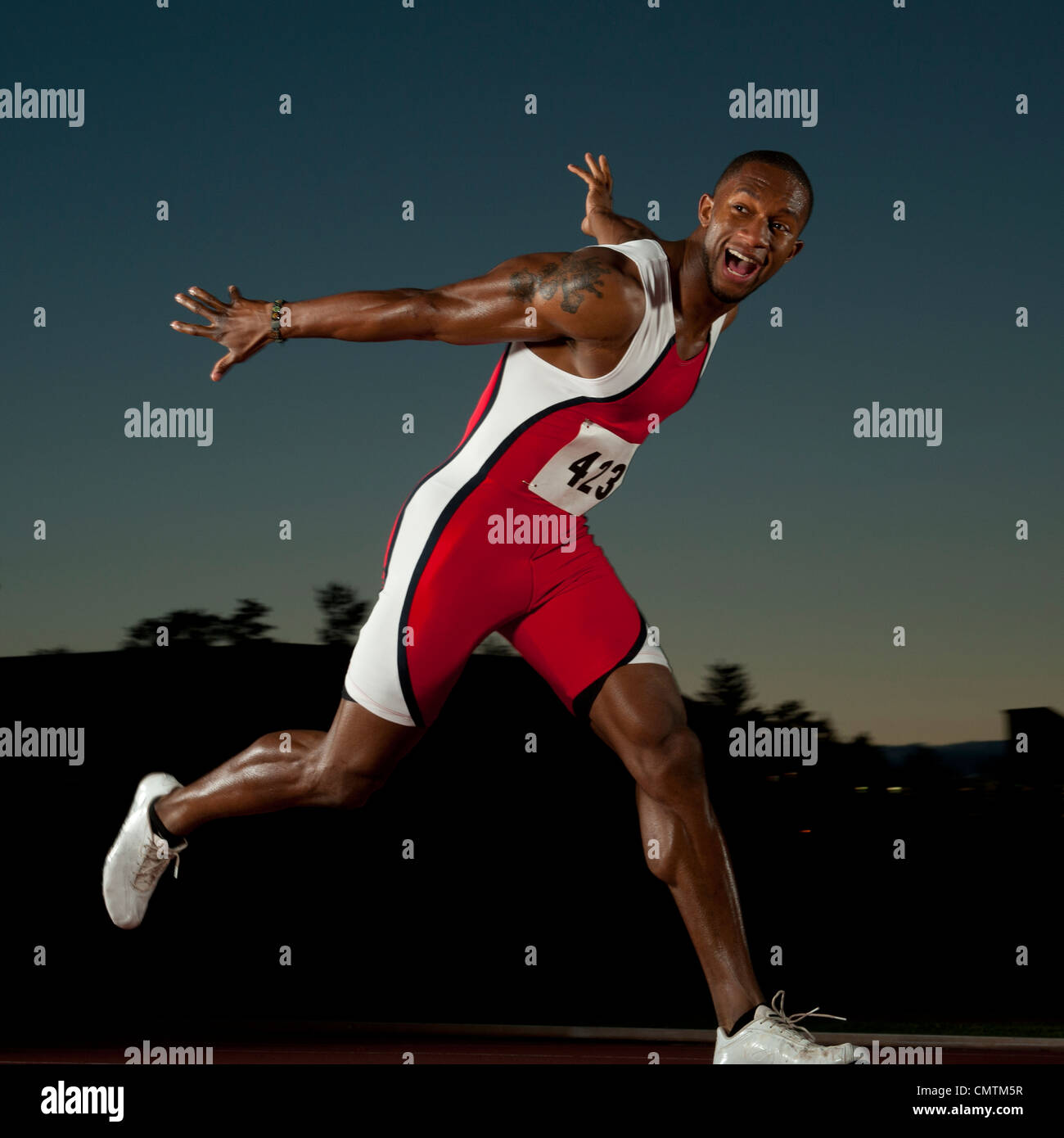 Black runner crossing ligne d'arrivée dans la race Banque D'Images