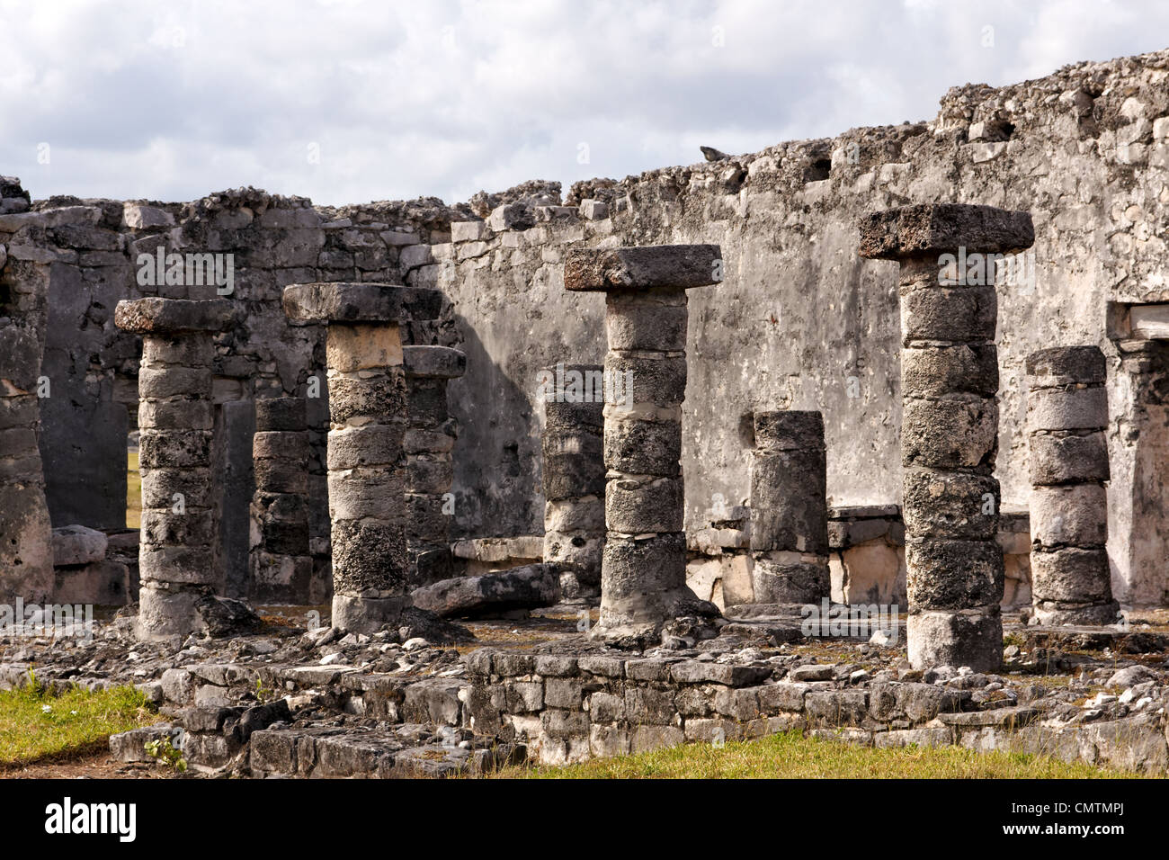 Détail de ruines Maya avec des colonnes sur le site archéologique de Tulum, Quintana Roo, Mexique. Banque D'Images