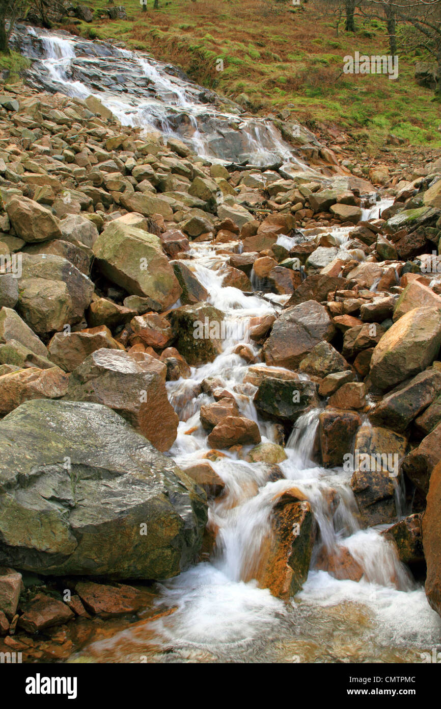 L'eau qui coule à travers des rochers dans la hure dans le Lake District, Cumbria, Angleterre, Royaume-Uni Banque D'Images